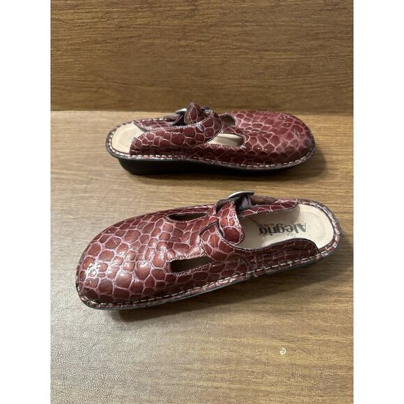 Algeria Women’s Classic Clogs In Red Size - Picture 3 of 4